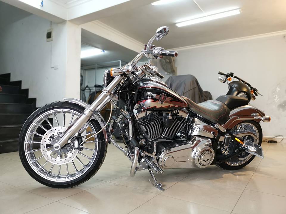 Harley Davidson Softail Breakout up to CVO